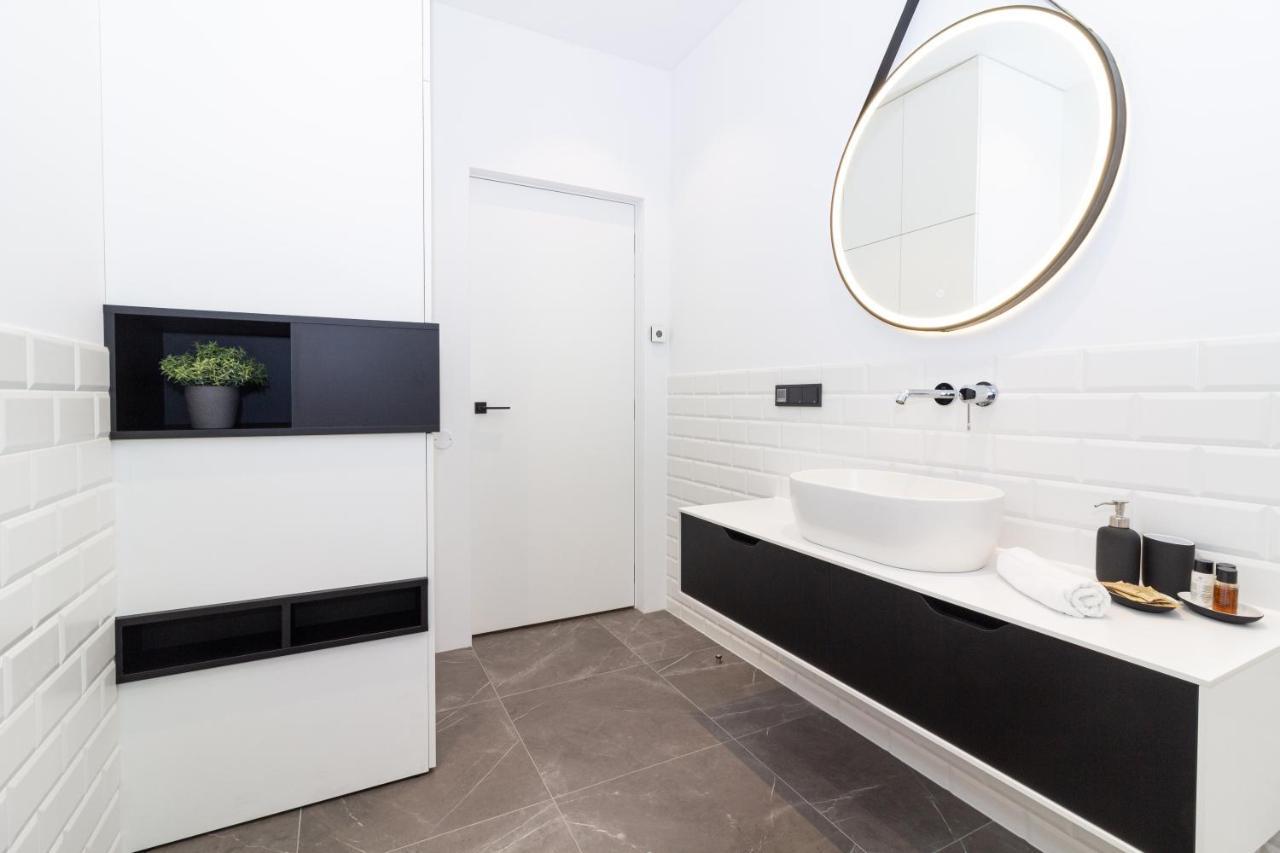 Cohost I Oldtown 60M2 Apt W-Garage Parking, Balcony & Self Check-In Vilnius Exterior photo